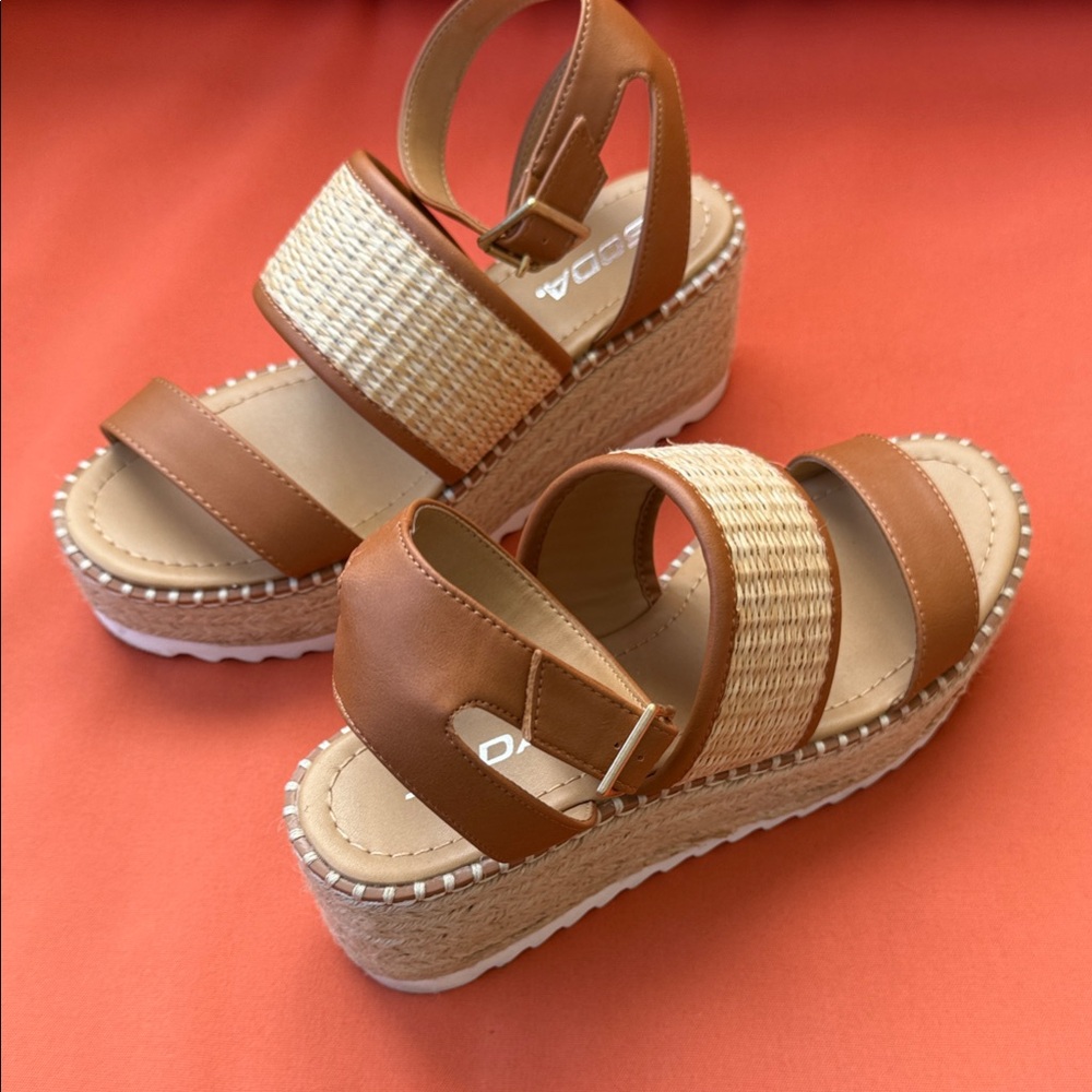 Soda Women's Raffia and Tan Wedge Sandals